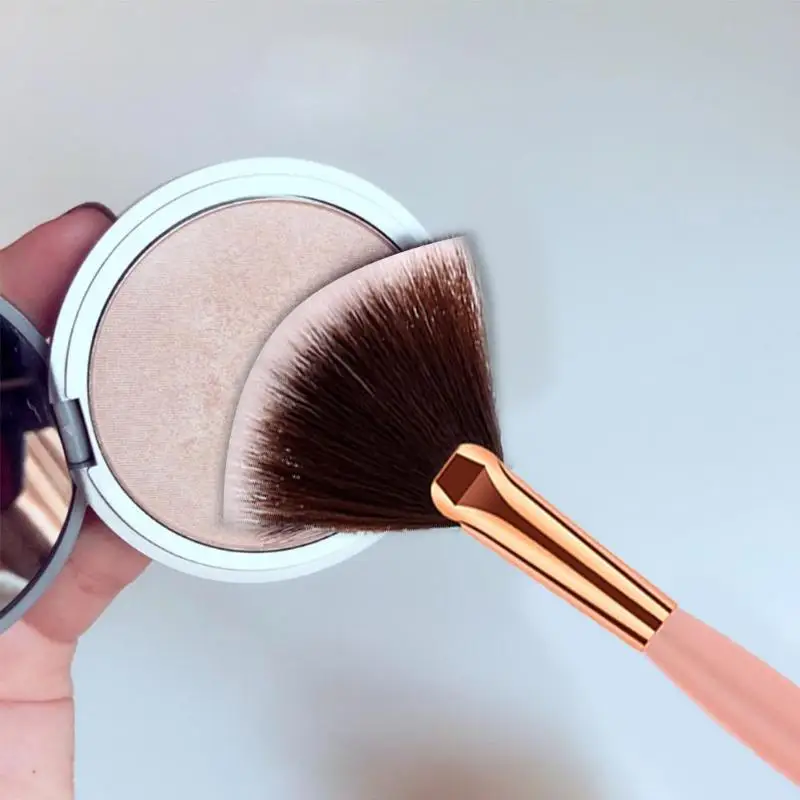 Кисть для румян выдвижная kiko. Кисть для нанесения пудры. Для нанесения пудры. Кисть для нанесения пудры powder brus. Триумф tf аксессуары hbp-02 кисть д/нанесения пудры/румян home professional 1шт.