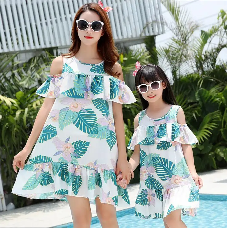 

Beach Dress Mommy and Me Clothes Ruffled Mother Daughter Dresses Family Look Off Shoulder Mom and Girls Matching Dress Outfits