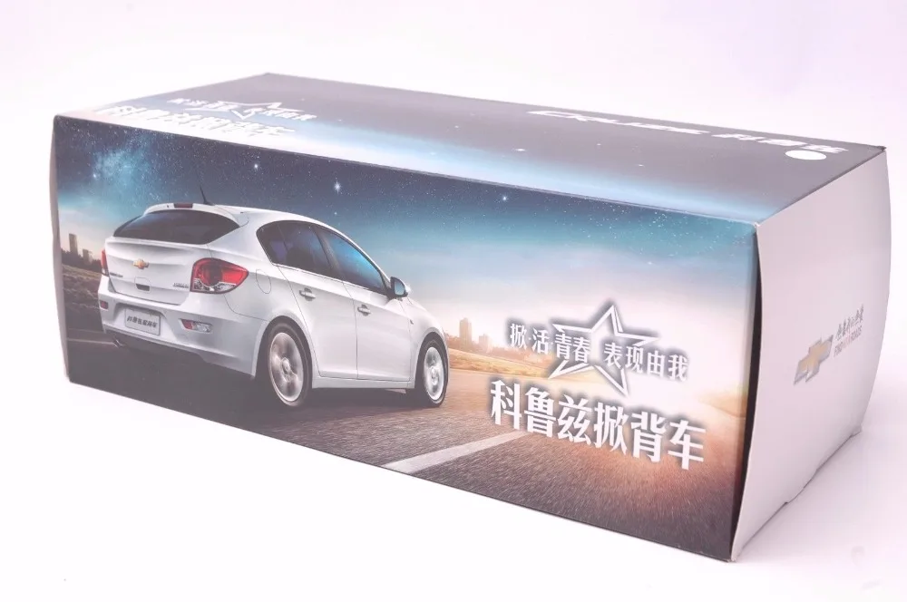 Cadillac SRX 2014 SUV model in scale 118 (9)