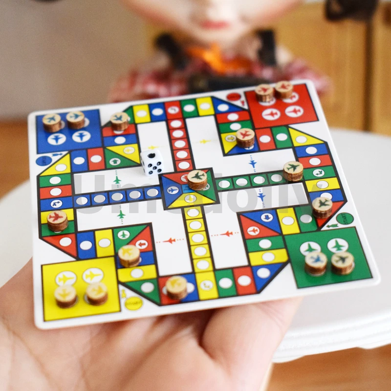 miniature dollhouse chess  (3)