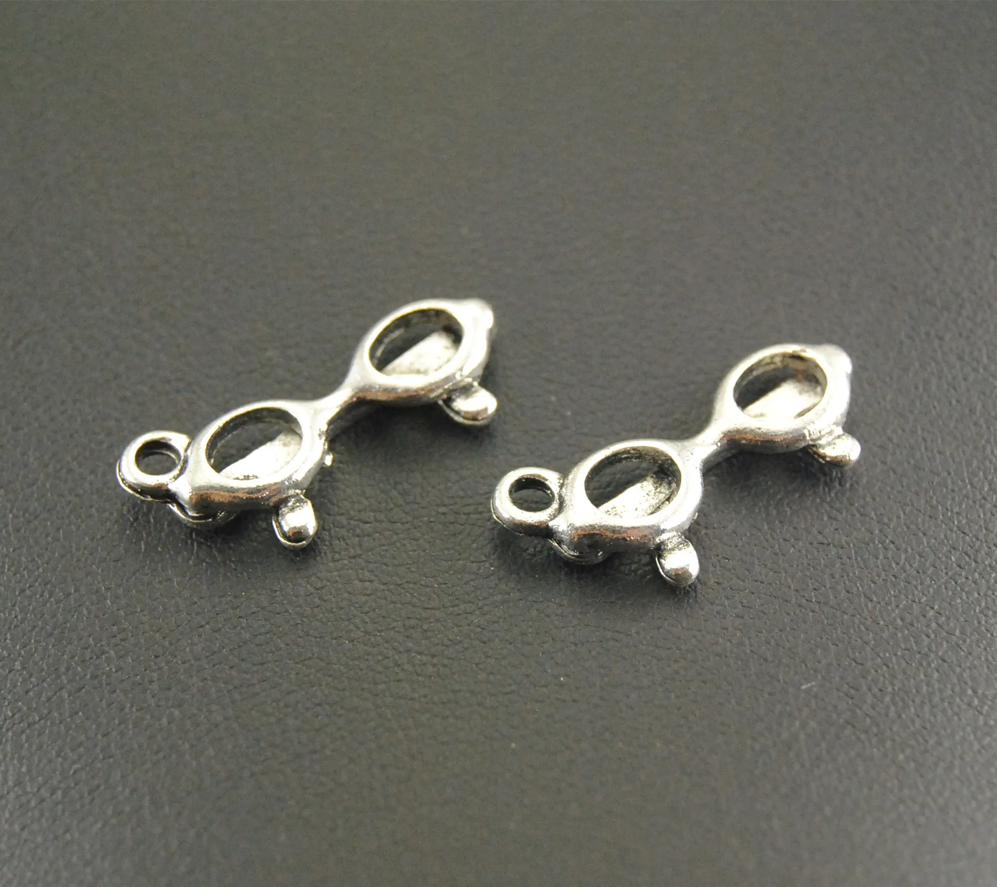 

20pcs Antique Silver Zinc Alloy Metal Charms Sunglasses Charms Fit Bracelets Necklance DIY Metal Jewelry Making 22x10mm A560