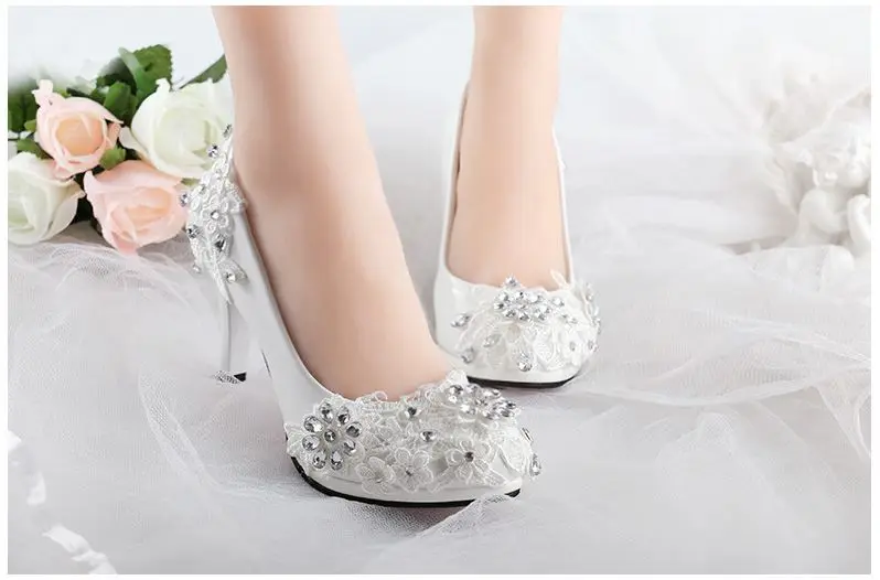Свадебные туфли на низком каблуке; белые свадебные туфли-лодочки со стразами и кружевом; весенне-летние туфли для подружки невесты; XNA 242