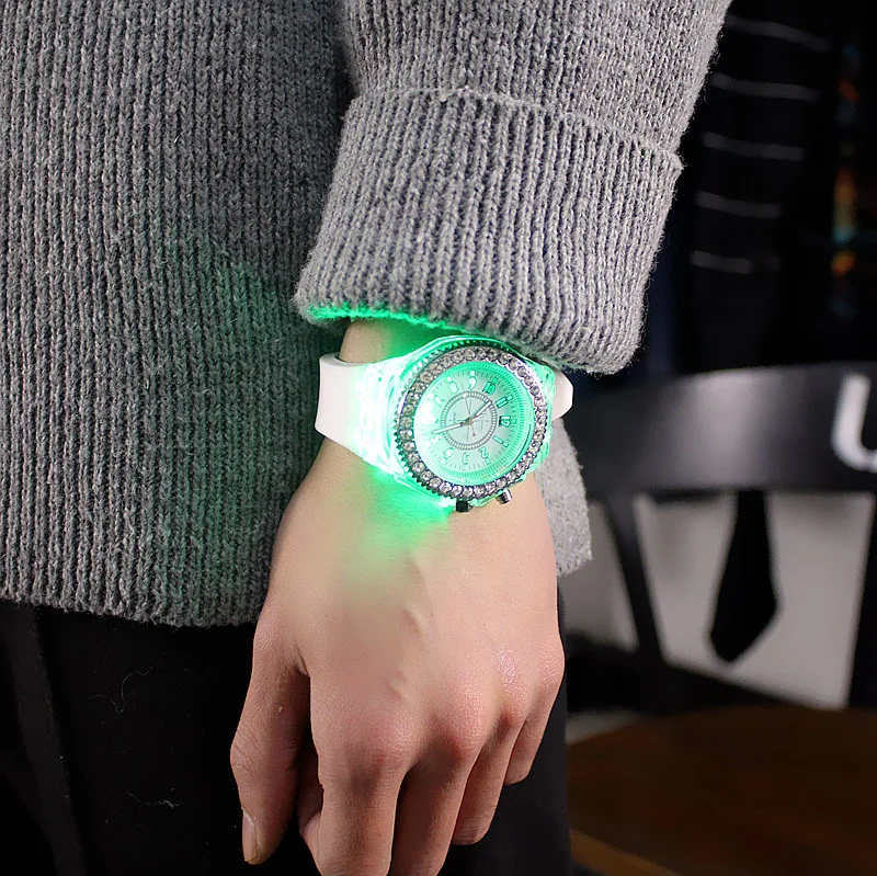 Силиконовые СВЕТОДИОДНЫЙ световой Модные женские защищенные часы Для женщин Для мужчин красочные спортивные наручные часы Для мужчин