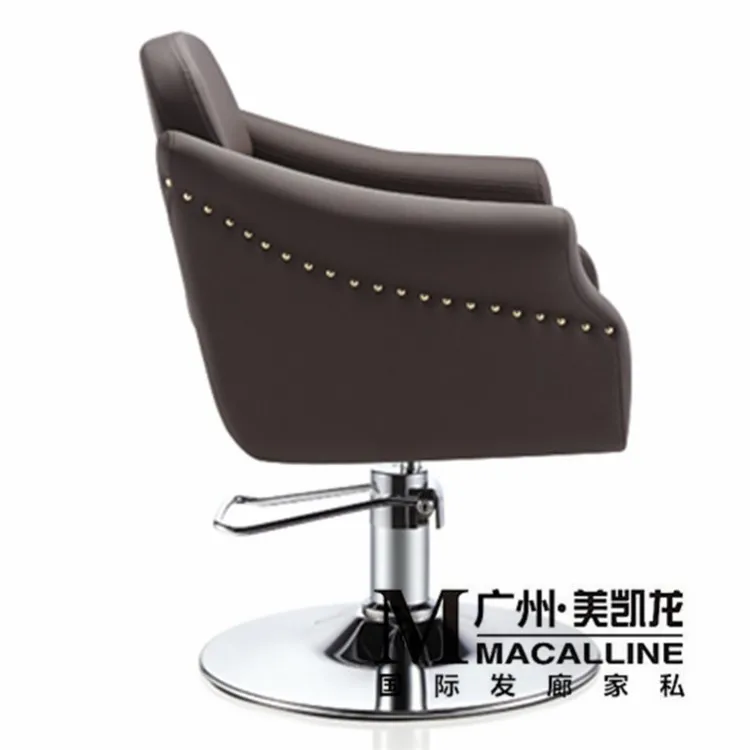 Металлический восстановление древних способов воплотились парикмахерское кресло. Высококлассное парикмахерское кресло. Европейский парикмахерское кресло