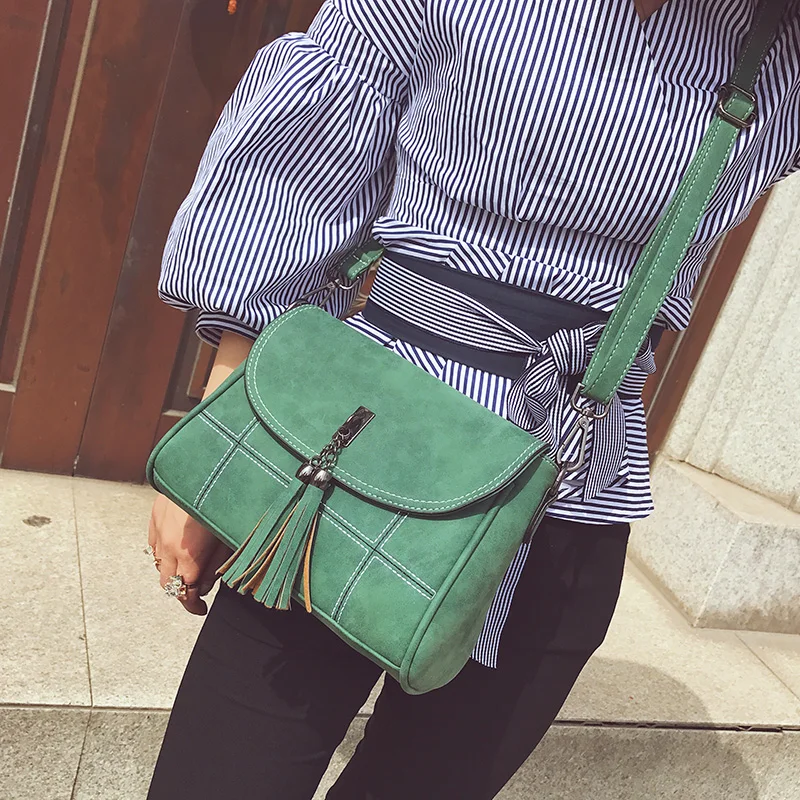 Nubuck شرابة المرأة حقيبة ساع النساء مصمم النساء حقائب عالية الجودة أكياس الإناث حقيبة كتف المرأة CrossBody حقيبة صغيرة Nubuck شرابة المرأة حقيبة ساع النساء مصمم النساء حقائب عالية الجودة أكياس الإناث حقيبة كتف المرأة CrossBody حقيبة صغيرة