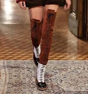 Prova Perfetto/модные сапоги выше колена; женские Ботинки martin на низком каблуке с металлической цепочкой и перекрестной шнуровкой; замшевые высокие сапоги в стиле пэчворк - Цвет: brown long boots