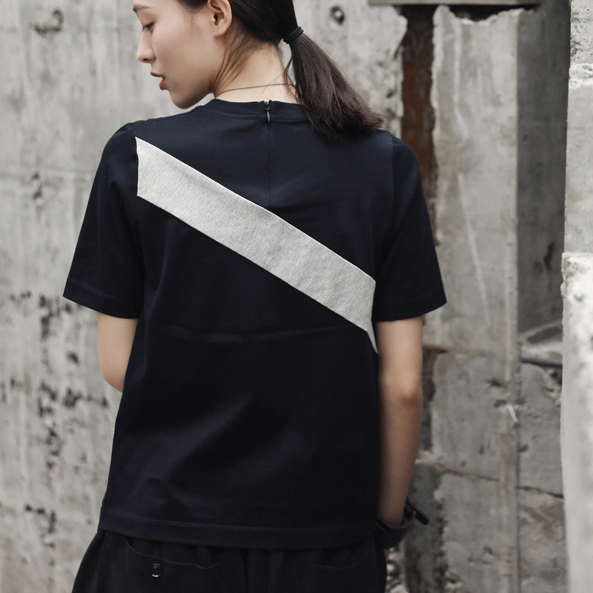 [EAM] 2019New Spring Summer O-collar Short Sleeve Dark Blue Back Striped Stitch Irreguar Drawstring Hem T-shirt Women JF260