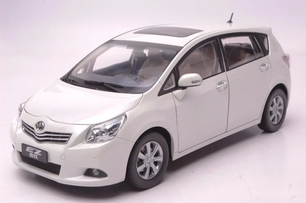 Toyota EZ Verso car model in scale 118 (1)