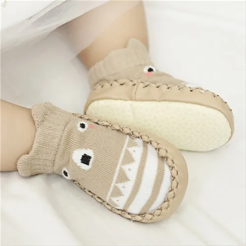 Забавные носки для новорожденных нескользящие носки с животными для маленьких мальчиков с резиновой подошвой, носки для маленьких девочек новые домашние тапочки из искусственной кожи - Цвет: 525 khaki