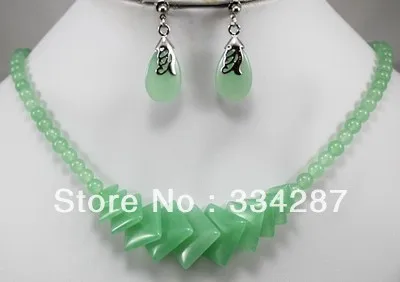 

Charming! Green jade Necklace Earring set