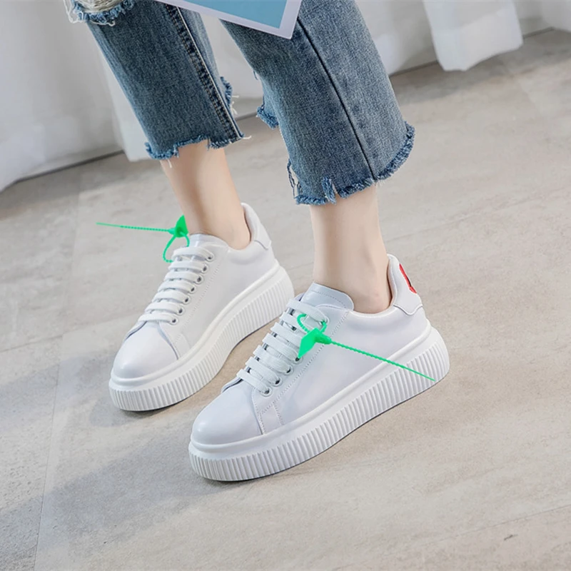 

2018 autumn new fashion simple embroidery decorative flat shoes women thick solid color comfortable casual shoes.