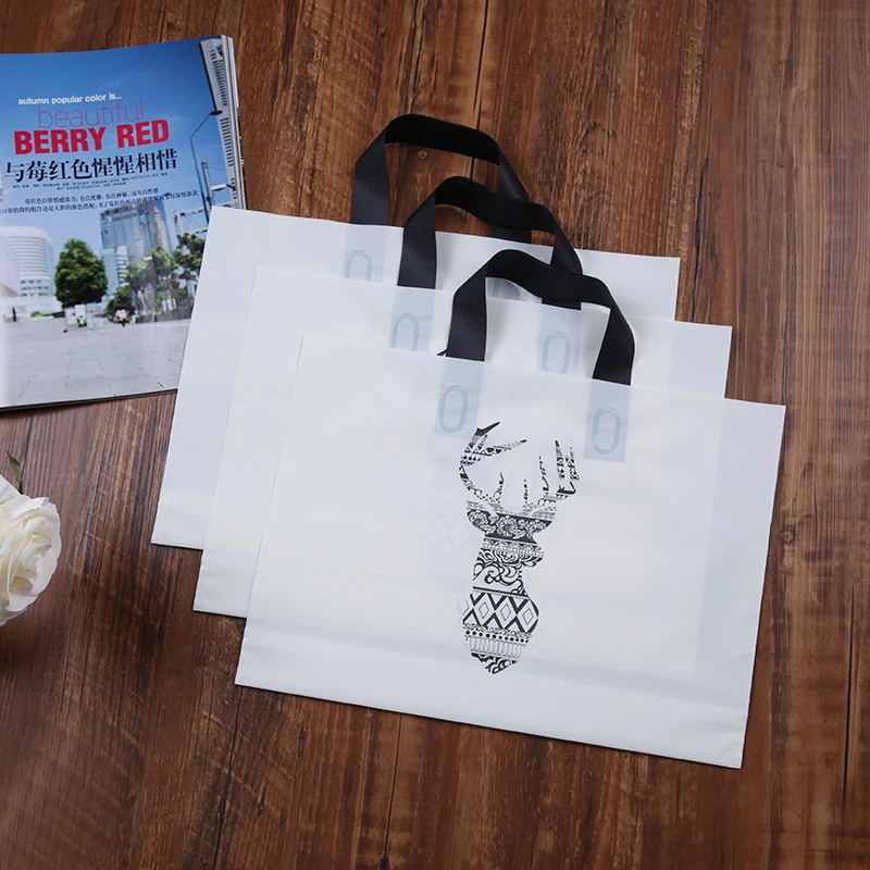 белый крафт пакет. пакет в руке. пакет персональный. белый крафтовый пакет. бизнес-кейс для самозанятых.