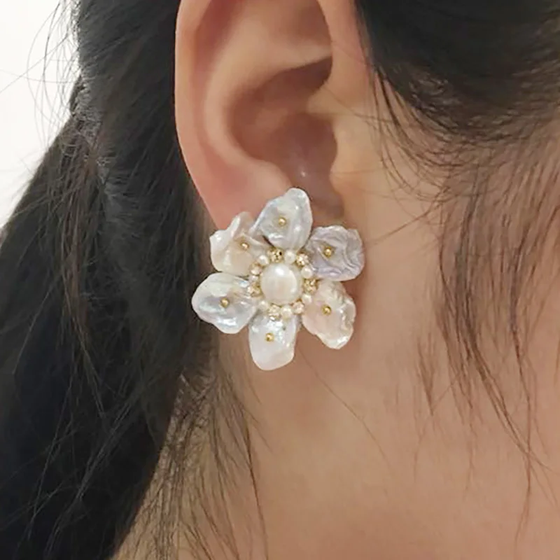 TDQUEEN жемчужные серьги для женщин маленький Золотой металлический бисер и жемчуг цветок ручной работы модные ювелирные изделия стальная палка серьги-гвоздики