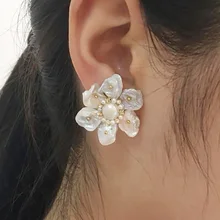 TDQUEEN жемчужные серьги для женщин маленький Золотой металлический бисер и жемчуг цветок ручной работы модные ювелирные изделия стальная палка серьги-гвоздики