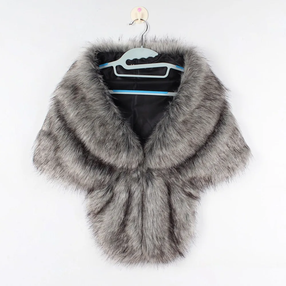 The bride's fur lapel cape was a butterfly cape (9)