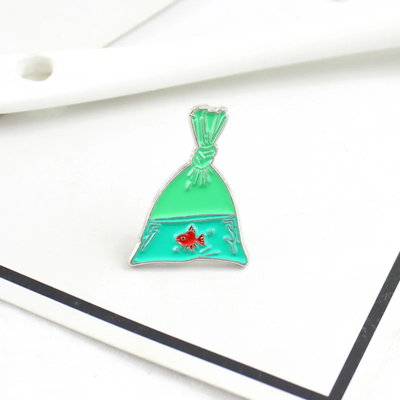 

Green Water Bag Metal Enamel Brooch Cute Cartoon Goldfish Badge Pin Creative Trendy Costume Backpack Jewelry Accessories Gift