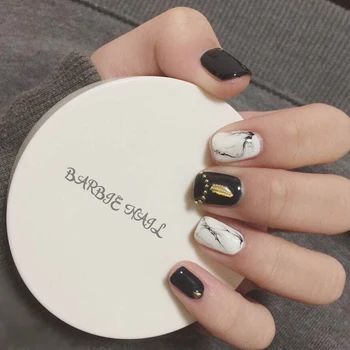 

Trend black and white marble false nails with feather pattern rivet 3d false nails cute short size lady full nail tips