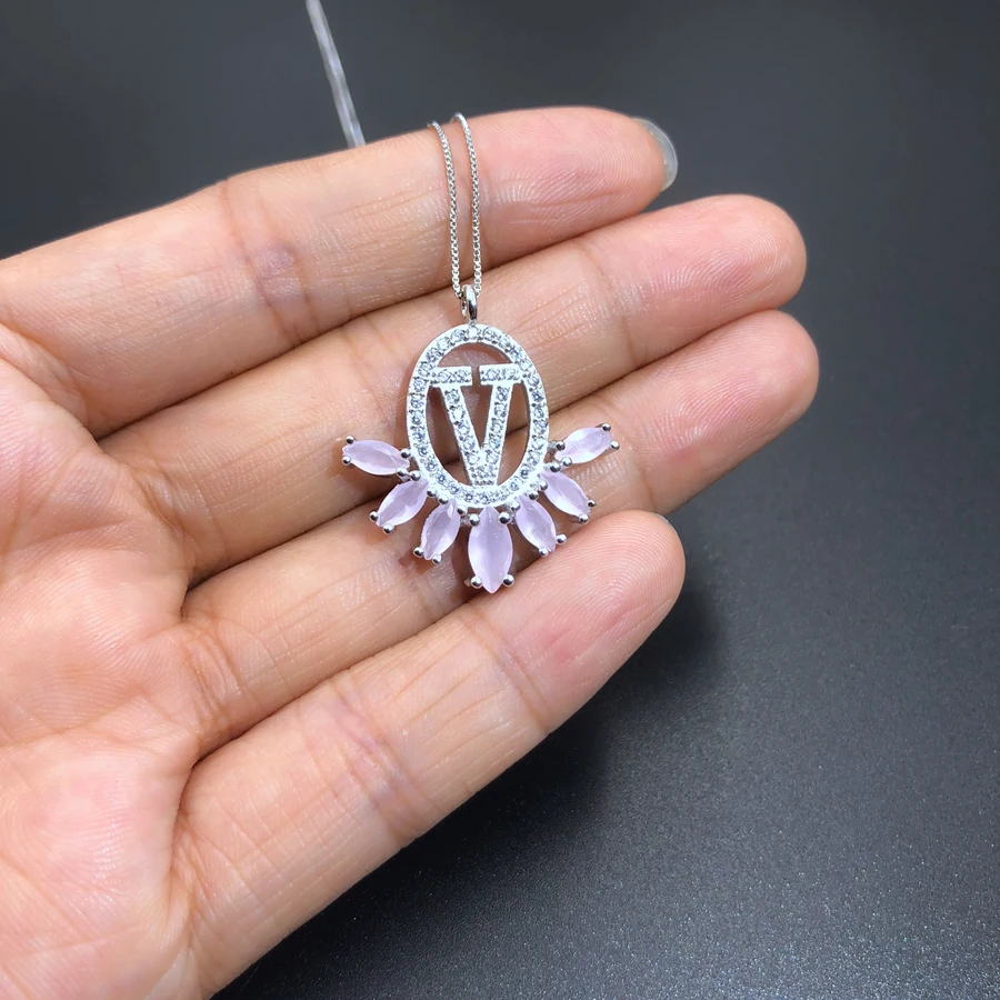 V PINK Letter necklace