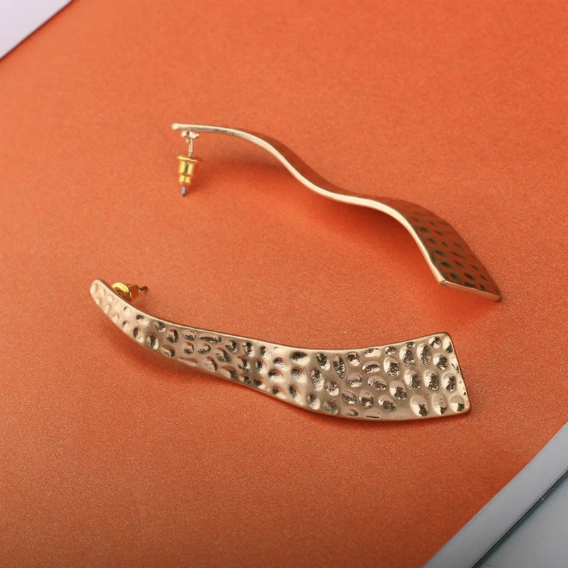 The new Arvato2018 zinc alloy anti allergy gold color Earrings punk