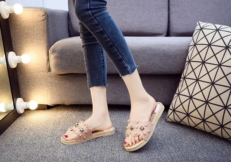 

Sandals female 2019 summer new Korean version of casual wear fashion word drag rhinestone beach sandals and slippers