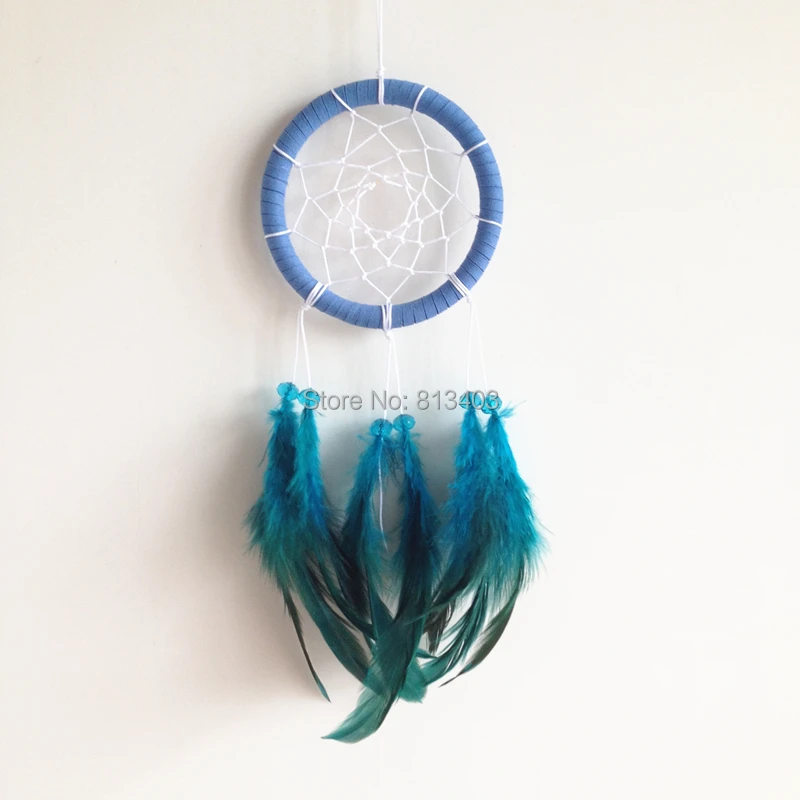 Синий замшевый Ловец снов с голубыми перьями, белой паутинкой и стеклянной бусиной 7 см диаметр Ловец снов ручной работы