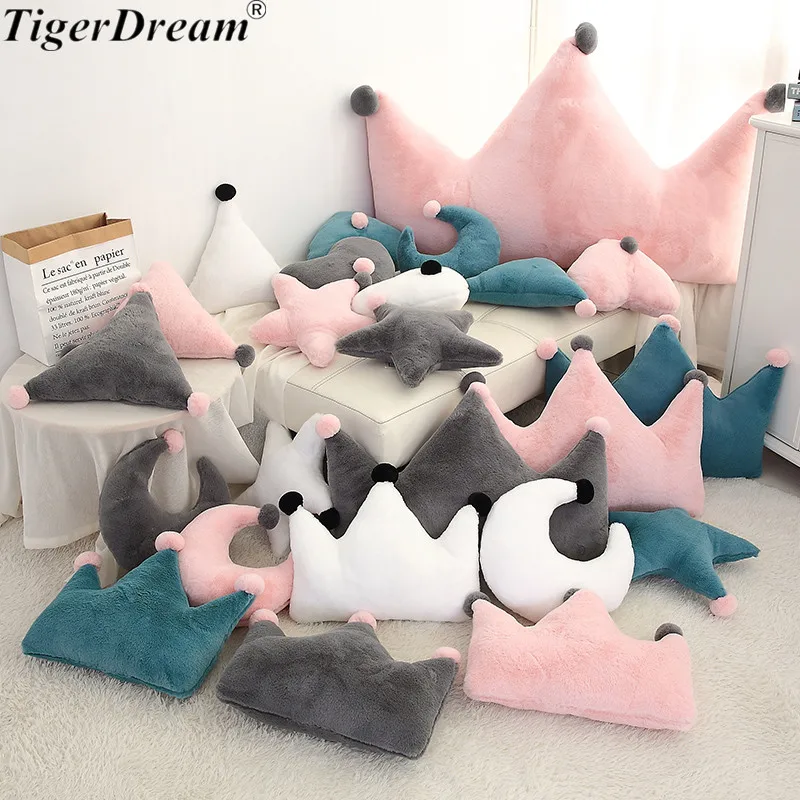 

One Piece Moon Star Plush Toys Soft Dolls PP Cotton Stuffed Crown Cushions Cartoon Sofa Bedroom Sleeping Pillows 4 Colors