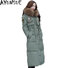 AYUNSUE, женский модный длинный пуховик, натуральный мех енота, пальто с воротником, белый утиный пух, куртки, толстые теплые женские парки ST462
