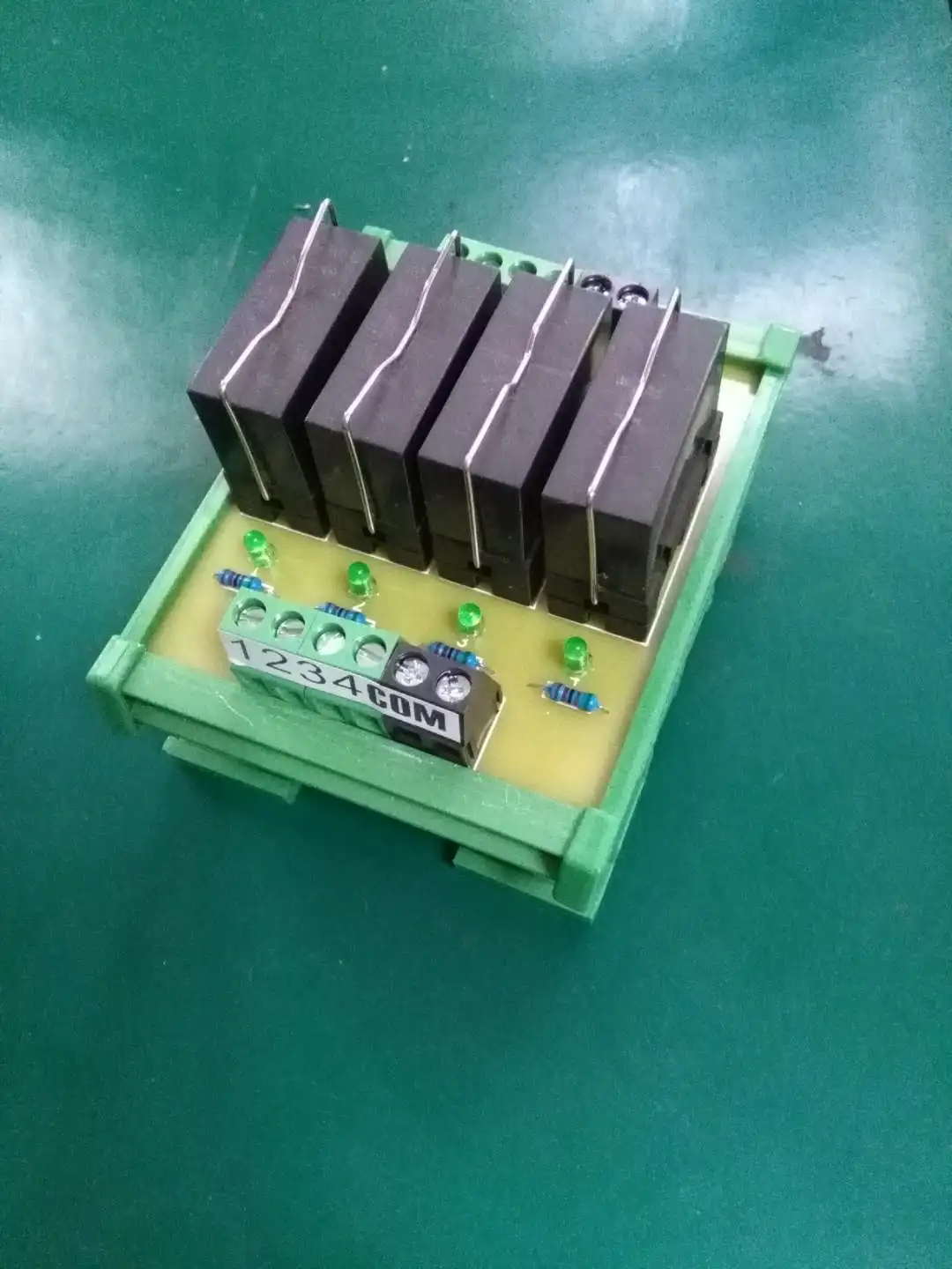 

Small DC Control DC 4 Sets of Solid State Relay Module Guide Rail Installation