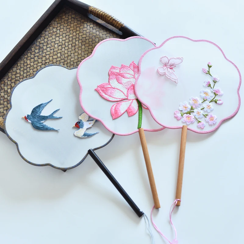 

Chinese Hand Fan Antique Wooden Long Handle Fan Hanfu Embroidery Fan Classical Photo Props Decoration Craft Ornaments Gifts