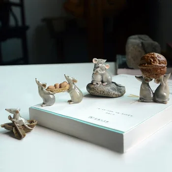 

Original countryside farm animals funny Cartoon rat mouse family couple moving house carry peanut walnut figure desktop Gifts