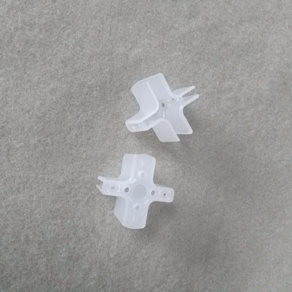Lot de deux supports moteur A2212 pour drone UAV FPV, posés sur une surface plane avec les vis à côté.