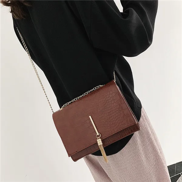 Модная простая маленькая квадратная сумка женская дизайнерская сумка Высококачественная сумка на плечо из искусственной кожи с кисточкой и цепочкой