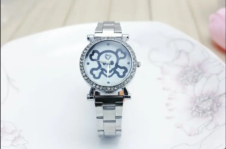 

Hot Selling fashion skull wrist watch for men women ladies quartz watches boy gift