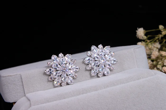 新デザインウェディングジュエリー高級クリア AAA オーストリアジルコンイヤリングエレガントな 925 スターリングシルバーの花スタッドピアス