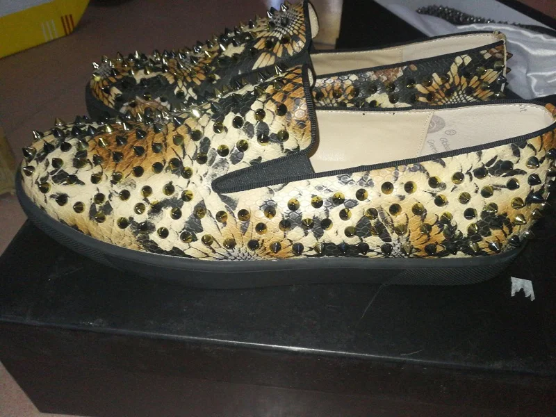 Qianruiti мужские плоские заклепки слипоны кроссовки Италия Уличная обувь Мужская Печать шипы обувь для подиума Chaussures Hommes EU39-EU46