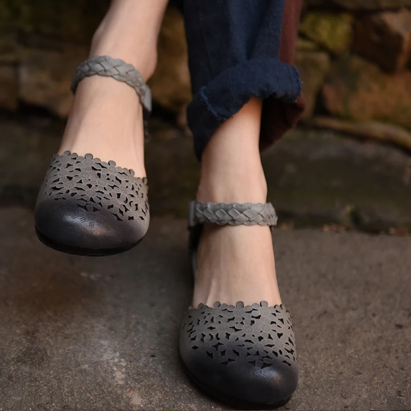 preço Tyawkiho Genuínas Mulheres Sandálias de Couro Cinza Sapatos de Salto Baixo Verão Retro Oco Out Sandasl Mulheres Bordados Sapatos de Couro 2018