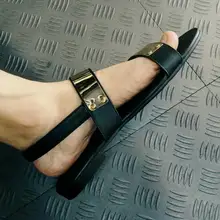 Мужские сандалии на плоской подошве с открытым носком золотистого цвета; коллекция года; Летняя обувь в римском стиле; модные черные сандалии с ремешком и пряжкой; обувь из мягкой кожи