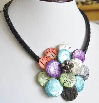 

Charming Bloom Shell White Cultured Pearl Necklace Flower Leather