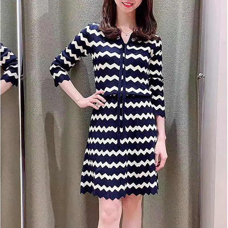 

2019 Spring and Summer Women's V-neck Wavy Striped Dress Women Dresses
