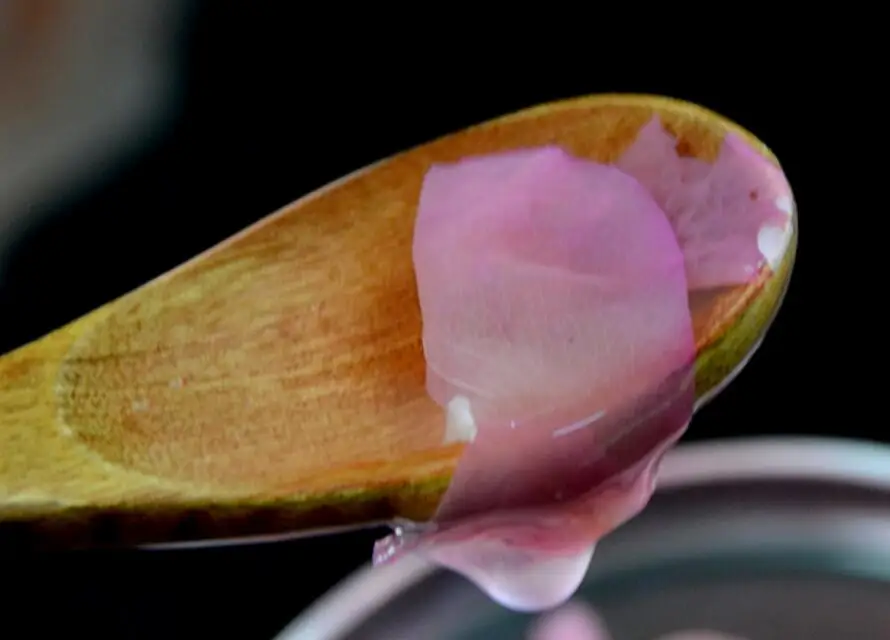 

Rose petal toner whitening and moisturizing 1000ml