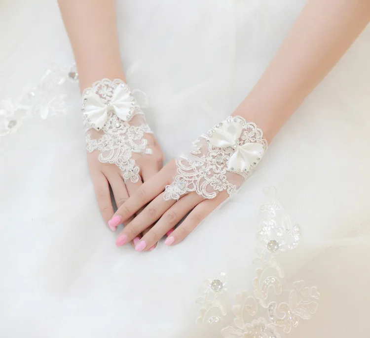 Белого цвета или цвета слоновой кости с открытыми пальцами на шнуровке Бисер Короткие Свадебные перчатки аксессуары наручные Длина с аппликацией из блесток, с бантом, свадебное платье невесты перчатки