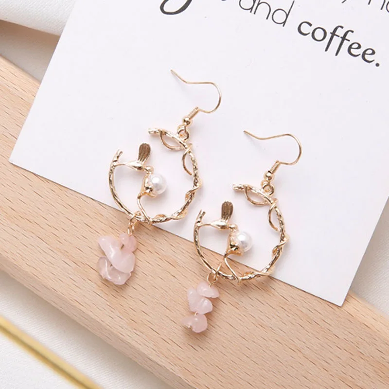 

2018 Cute Vintage Simulated Pearl Magpie Bird Animal Tree Branch Circle Irregular Natural Stone Drop Earrings for Women Jewelry