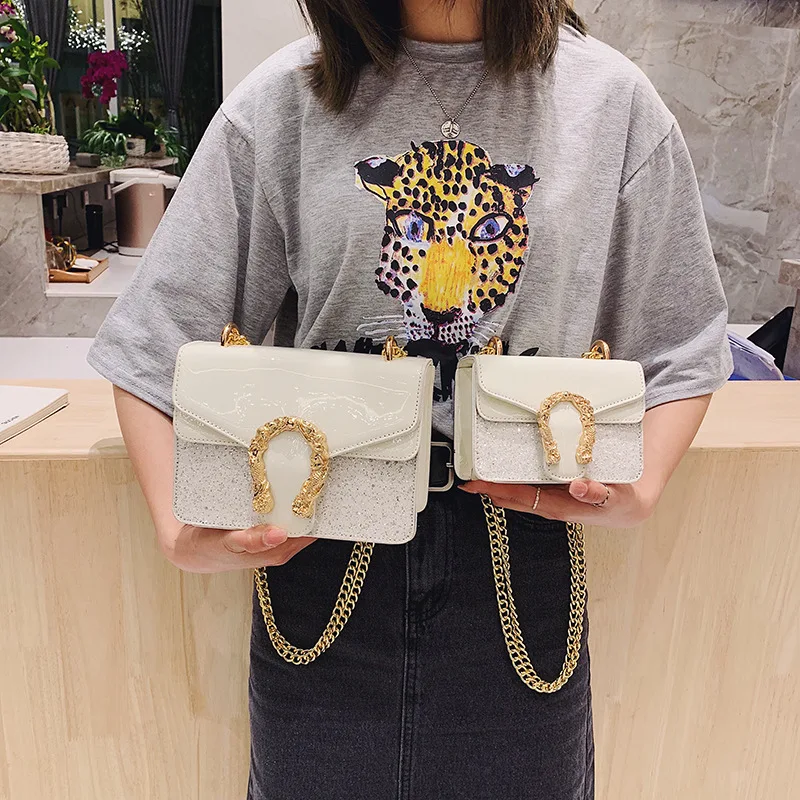 أزياء النساء صغيرة مربع حقيبة ساعي الترتر Crossbody حقيبة سلسلة الشهيرة العلامة التجارية مصمم قفل معدني حقيبة كتف كيس 2019 جديد أزياء النساء صغيرة مربع حقيبة ساعي الترتر Crossbody حقيبة سلسلة الشهيرة العلامة التجارية مصمم قفل معدني حقيبة كتف كيس 2019 جديد