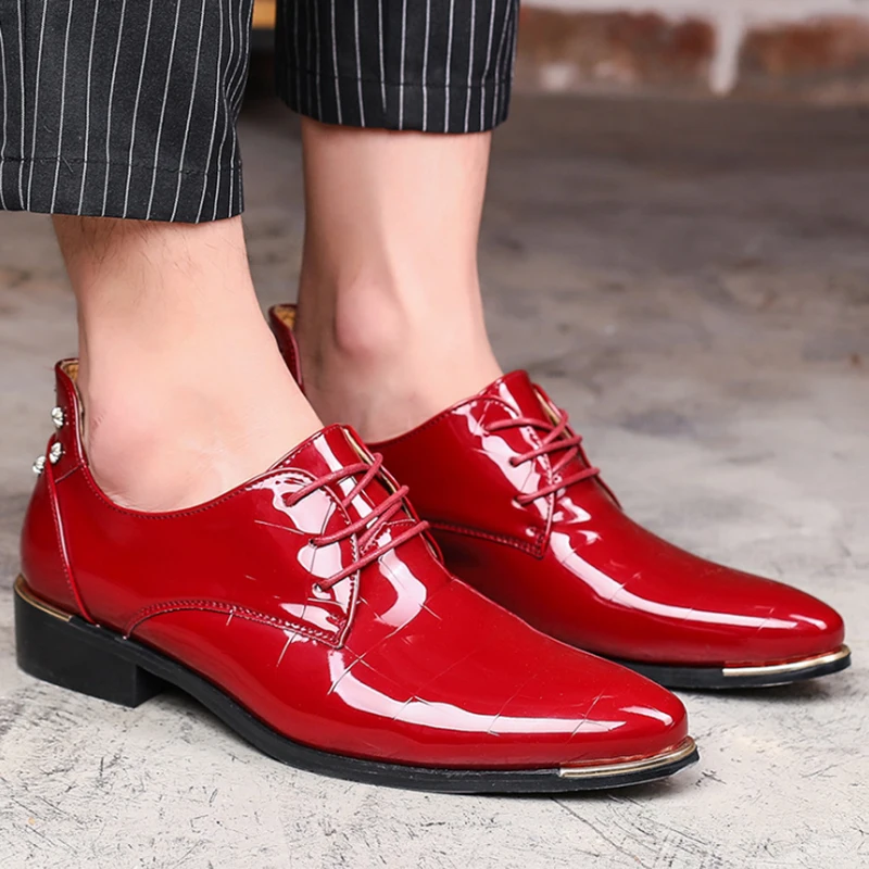 Оксфорды из искусственной кожи; сезон весна; блестящие кожаные модельные туфли; мужские свадебные туфли в деловом стиле из лакированной кожи с острым носком; Мужская обувь; цвет красный, синий