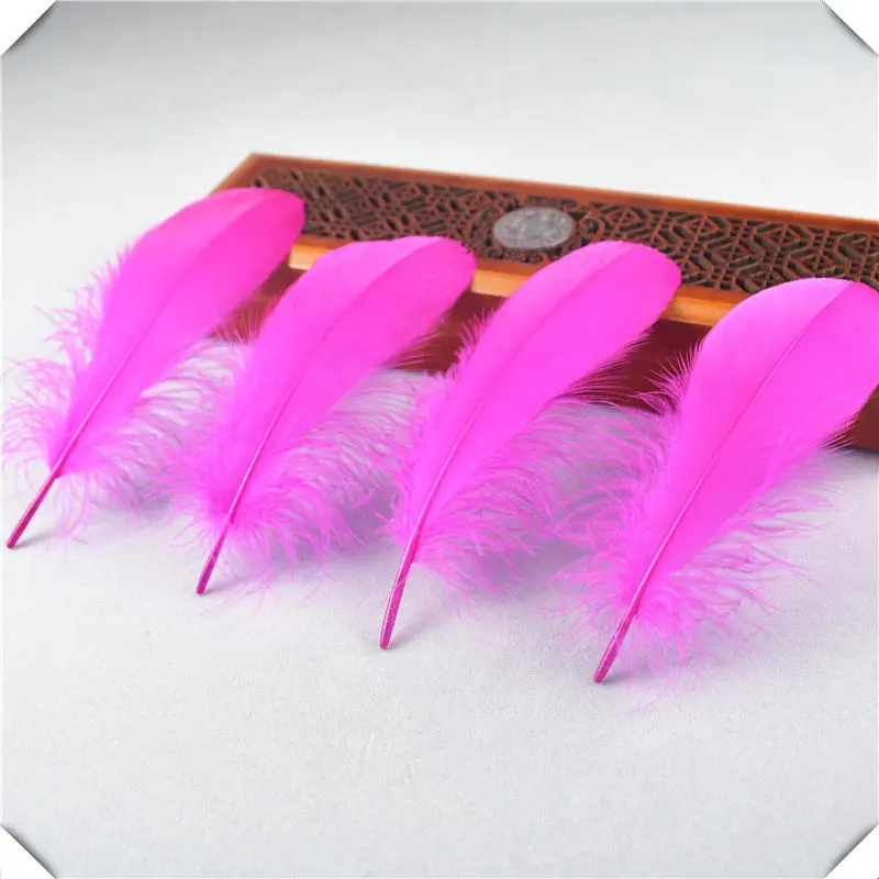 Горячая красный Гусь feather20-100pcs13-18CM DIY Перья для рукоделия и ювелирных изделий Аксессуары для одежды Свадебные украшения Шлейфы - Цвет: Rose Red