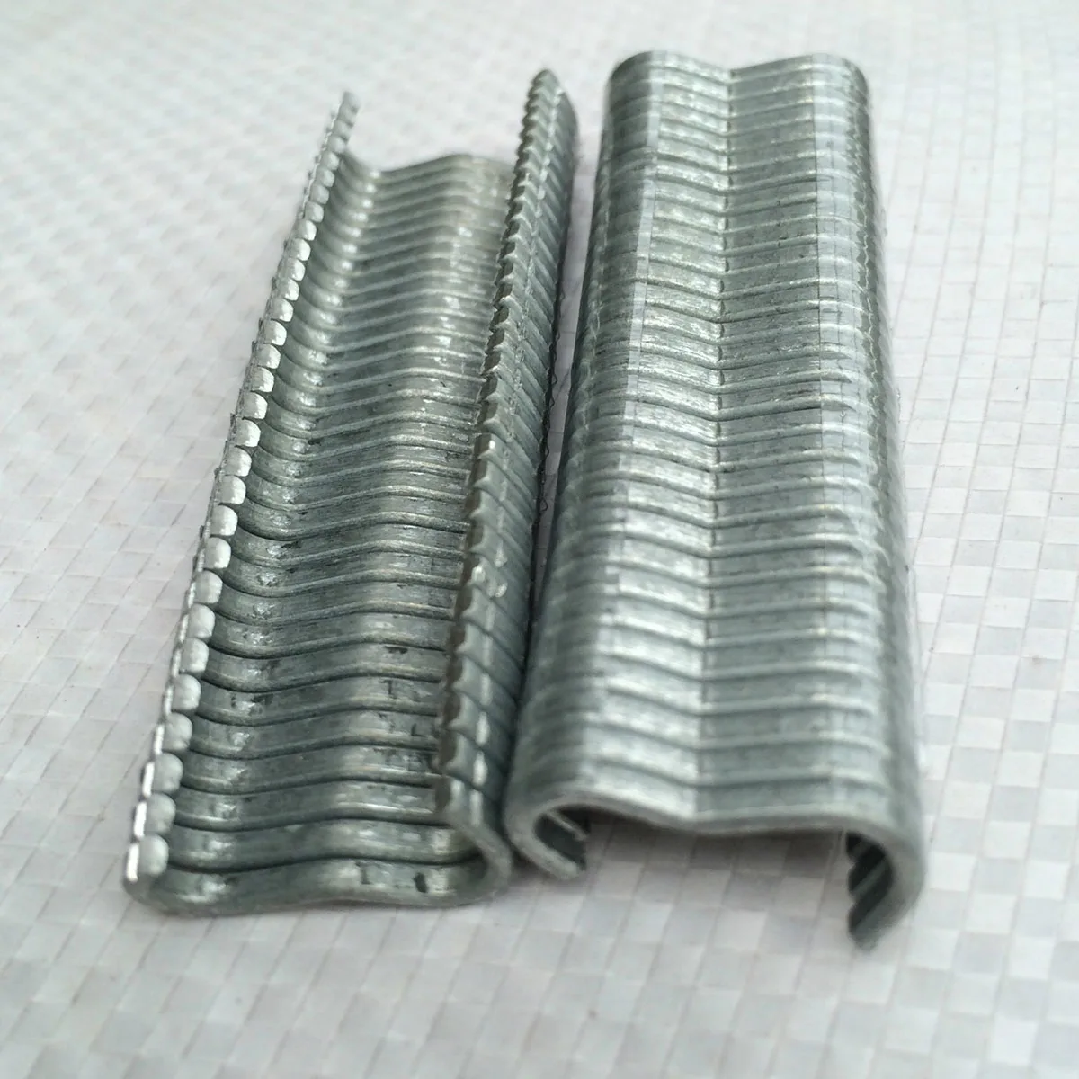 1set  600pcs M Clips Staples Chicken Mesh Cage Wire Fencing & Hog Ring Plier Tool