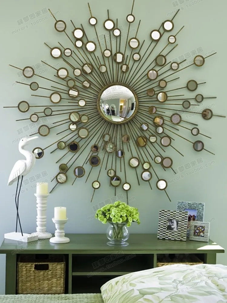 декор интерьера. зеркало настенное. зеркальные украшения. зеркальные украшения. зеркало арт деко в золотой раме.