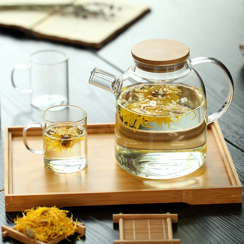 Стеклянный заварочный чайник из боросиликатного прозрачного термостойкого чайника, инструмент, чайник, вареная вода, холодное деревянное покрытие, заварочный кофе