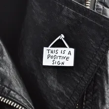 XEDZ Diese Ist EIN Positives Zeichen Nette Zeichen Tag Brosche Inspirational Emaille Pin Brief slogan warnung zeichen Sinn schmuck Geschenke