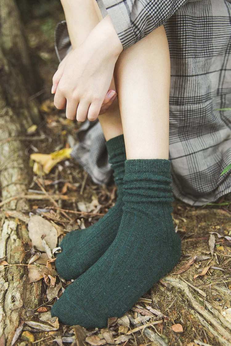 Осень и зима новые утолщенные средние шерстяные носки для женщин теплые однотонные шелковые носки